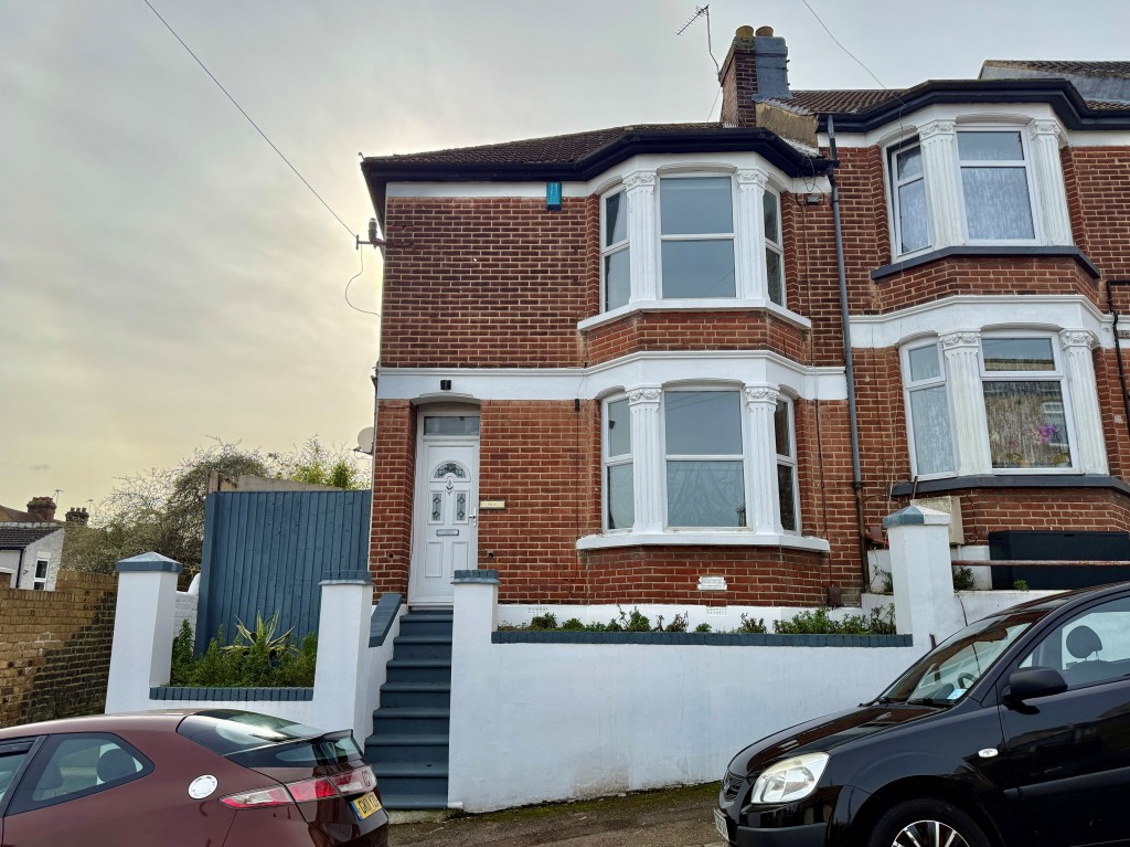 Lot: 153 - VACANT THREE-BEDROOM HOUSE - End-terrace bay fronted house